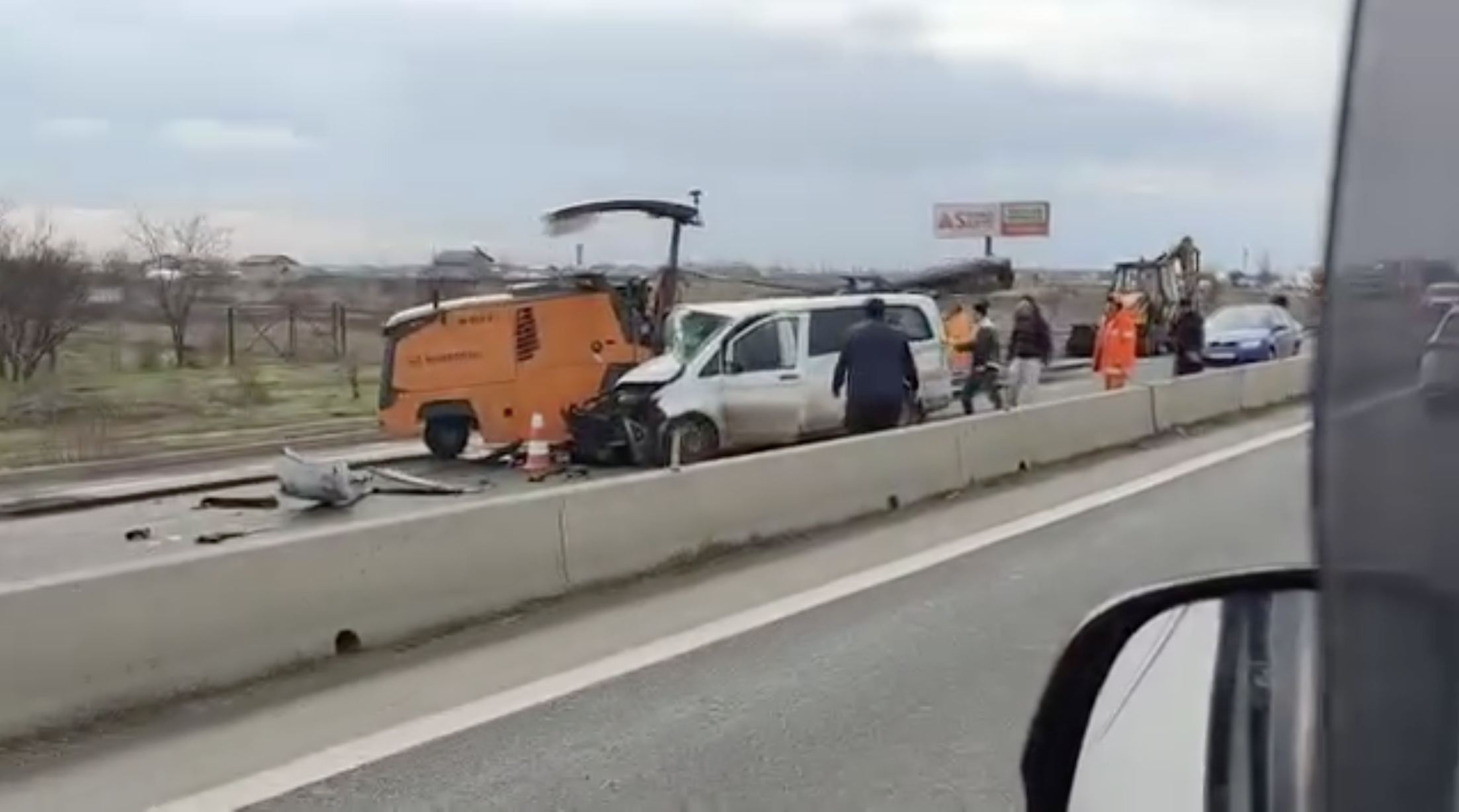 VIDEO | Opt persoane rănite, după ce o dubiță a intrat într-o mașină și un utilaj de la Drumuri. Trafic oprit pe DN5, sensul spre București