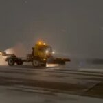 Trafic aerian în condiții de iarnă pe aeroporturile din Capitală. Unele curse ar putea avea întârzieri