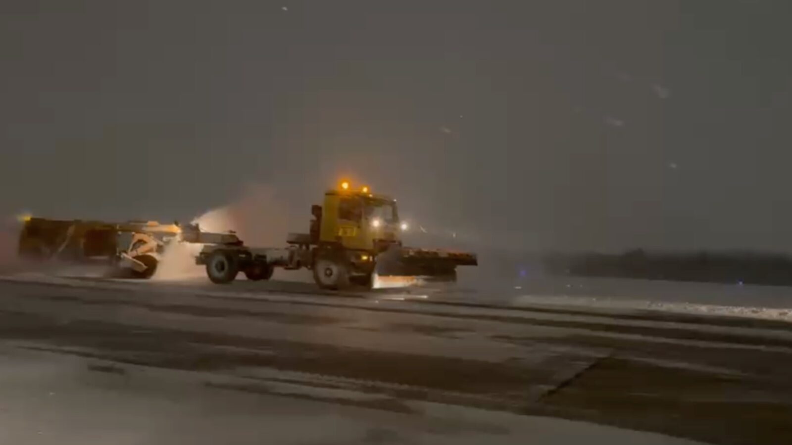 Trafic aerian în condiții de iarnă pe aeroporturile din Capitală. Unele curse ar putea avea întârzieri