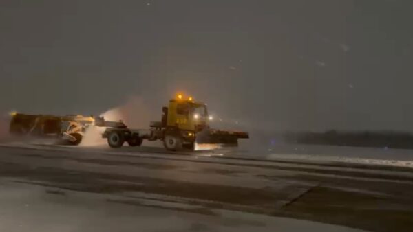 Trafic aerian în condiții de iarnă pe aeroporturile din Capitală. Unele curse ar putea avea întârzieri