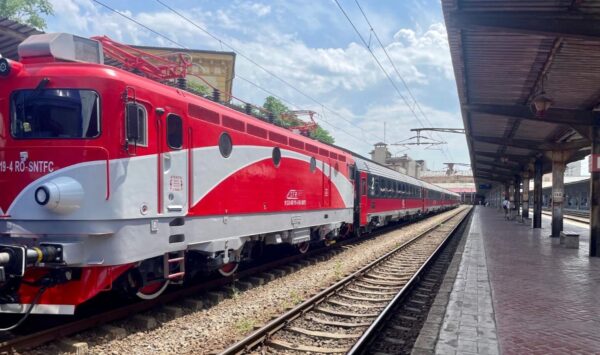 Vagonul unui tren CFR Călători a deraiat