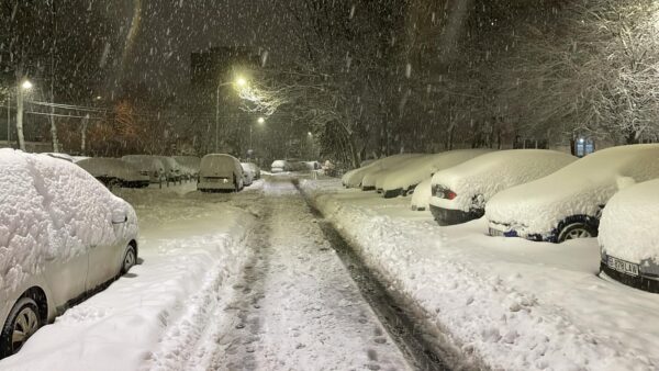 Zăpada a blocat Aeroportul Otopeni și a doborât copaci peste 40 de mașini în Capitală