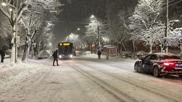 Un autobuz STB a circulat cu oglinda spartă, după ce a lovit o mașină. Tobescu: „Călătorii nu au fost în pericol” | FOTO: (ILUSTRATIV) Alexandru Stan