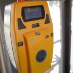 Călătorii fără bilet scapă de amenzi, dacă au cărți de identitate electronice. Controlorii STB nu au cititoare pentru noile buletine