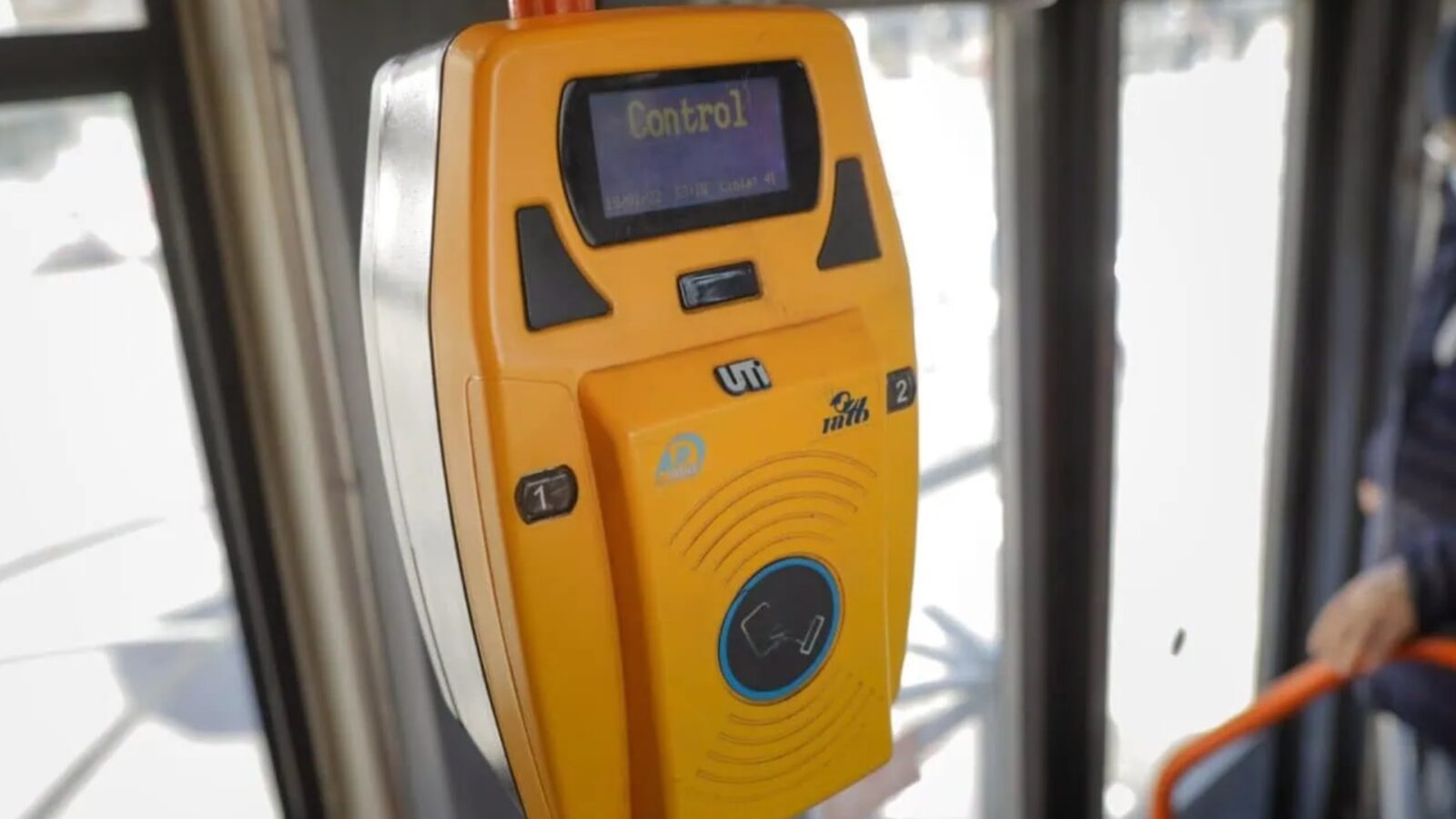 Călătorii fără bilet scapă de amenzi, dacă au cărți de identitate electronice. Controlorii STB nu au cititoare pentru noile buletine