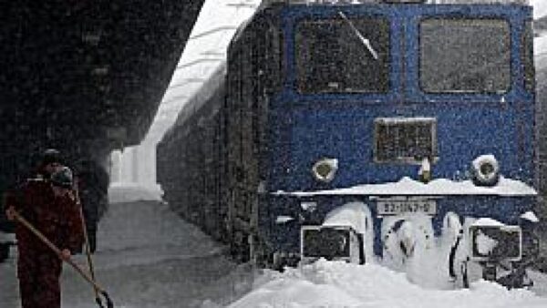 Circulația mai multor trenuri a fost suspendată din cauza condițiilor meteo. FOTO: Mediafax