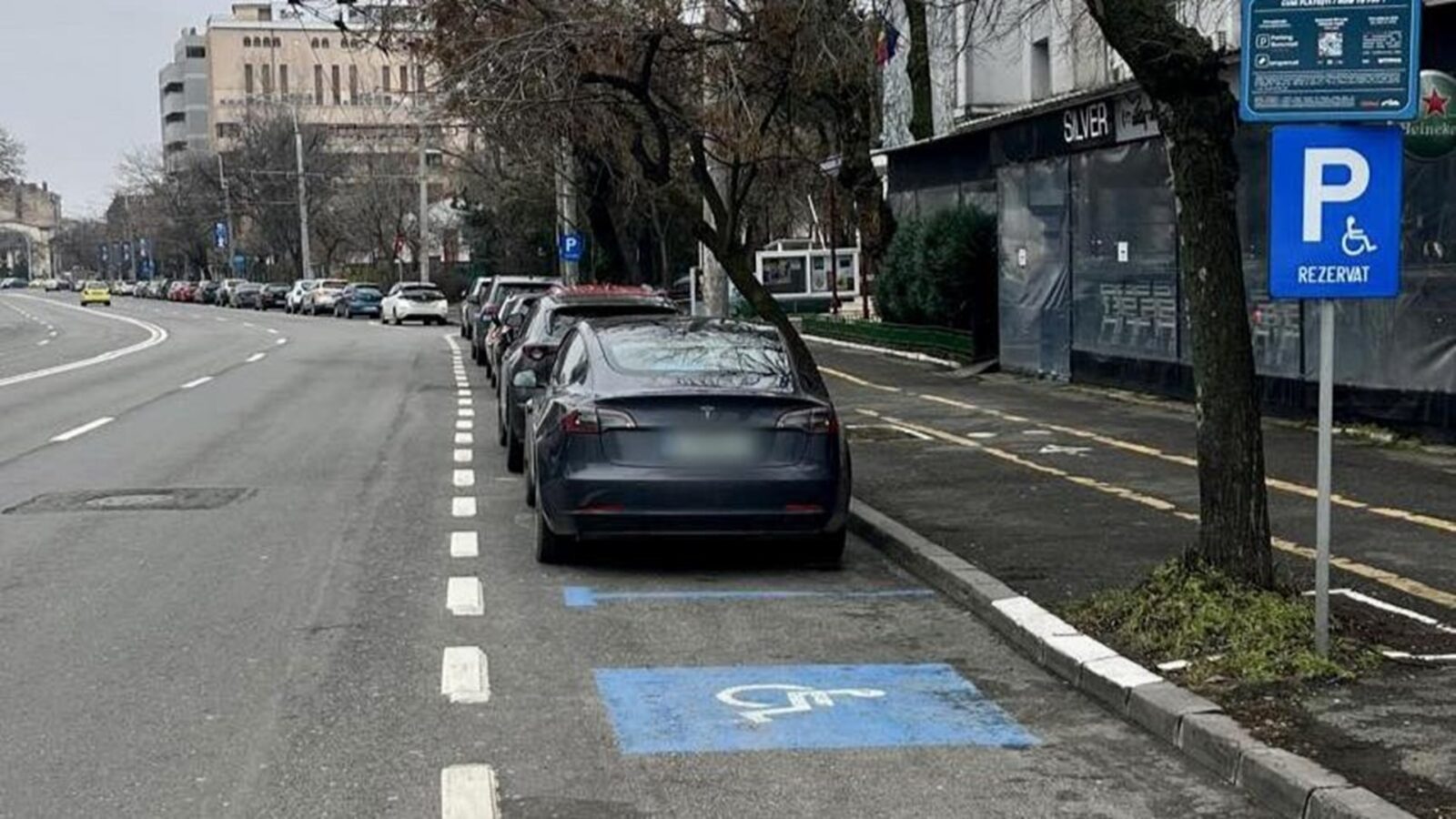 Reguli de parcare pe locurile PMB pentru persoanele cu dizabilități. Ce amenzi riscă cei care nu respectă legea