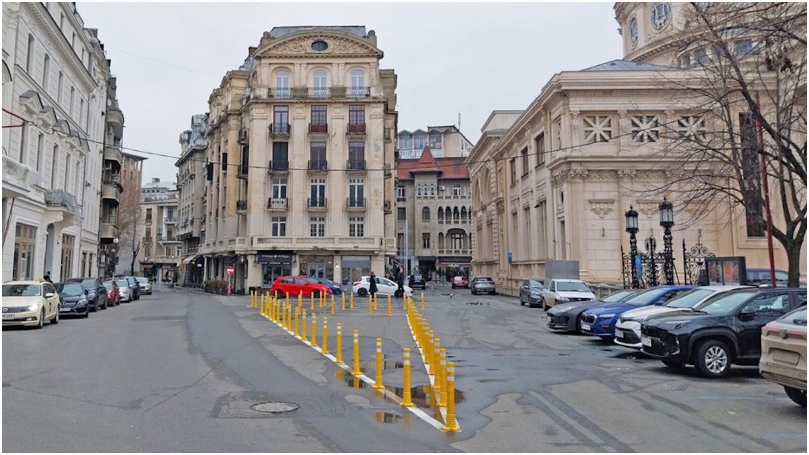 Stâlpișori anti-parcare, montați lângă Ateneu, unde mașinile blocau autobuzele STB