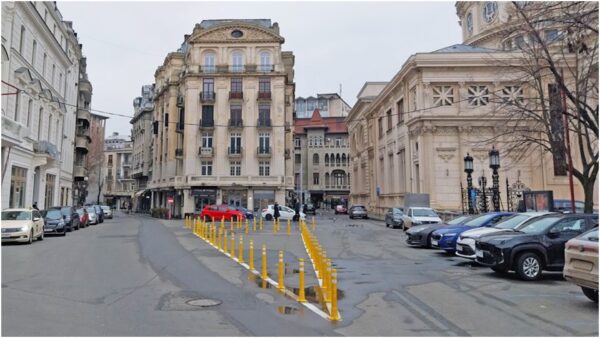 Stâlpișori anti-parcare, montați lângă Ateneu, unde mașinile blocau autobuzele STB