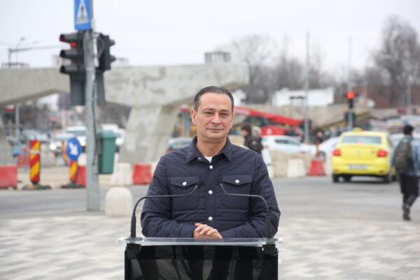 A început montarea tablierului metalic al pasajului de la Apărătorii Patriei. Băluță: „Acest pasaj va fi ultimul pe care o primărie îl va putea face” | FOTO: PS4