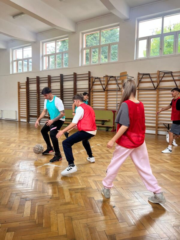 Cursuri gratuite de baschet pentru elevii din învățământul preuniversitar, la Colegiul Tehnic Energetic, din Sectorul 5. Două asociații le susțin. FOTO: Colegiul Tehnic Energetic/ Facebook