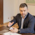 „Modelul Ungaria”: Primarul Ciucu trimite Poliția Locală să-i învețe pe bucureșteni să dea cu mătura