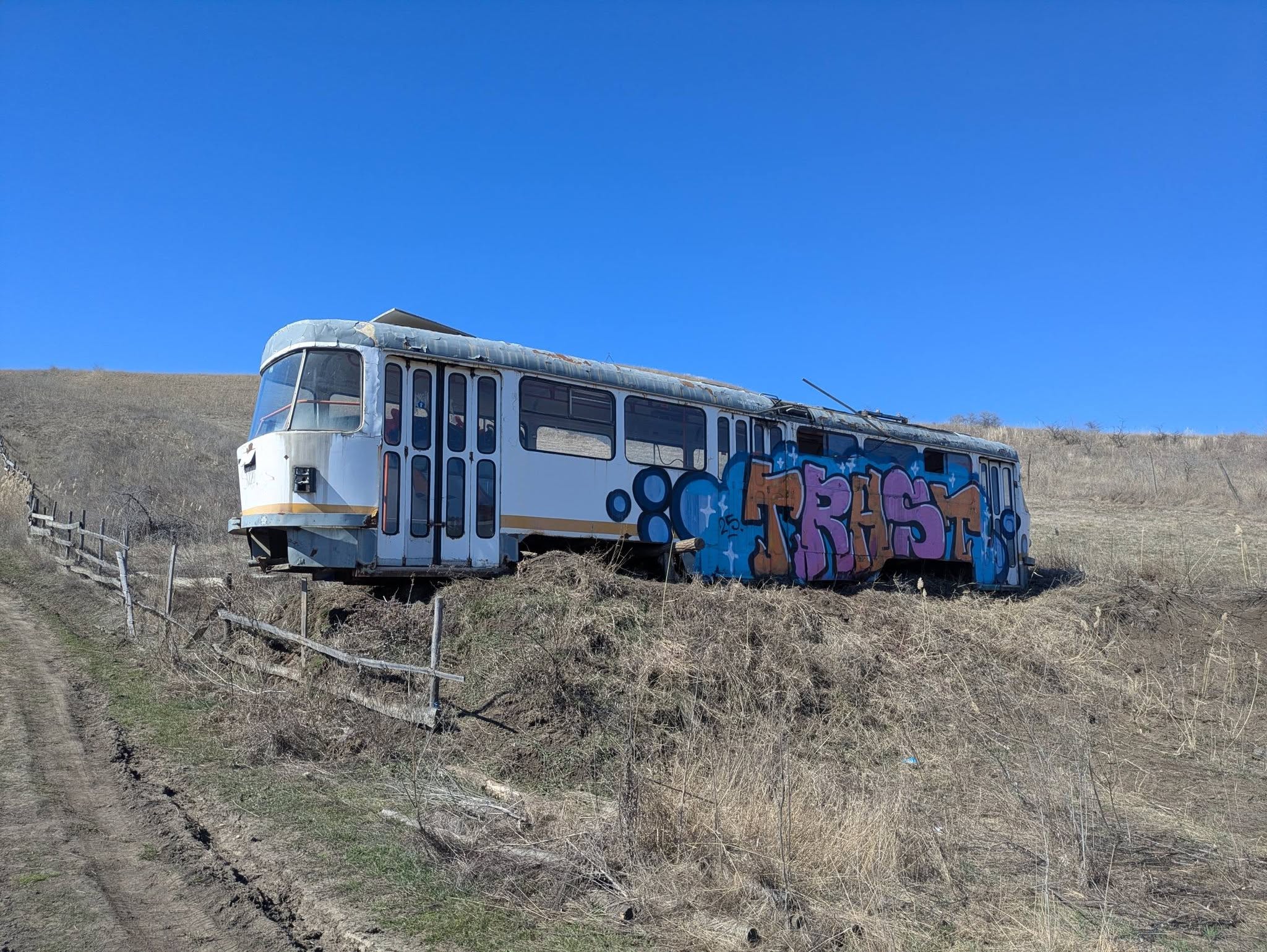 FOTO | Cum arată bătrânul tramvai Tatra la un an de când a fost mutat din București la Vulcanii Noroioși