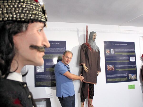 Un fost procuror amenință cu plângere penală jurnaliștii BdB, după investigația „Locuințele Puterii”.