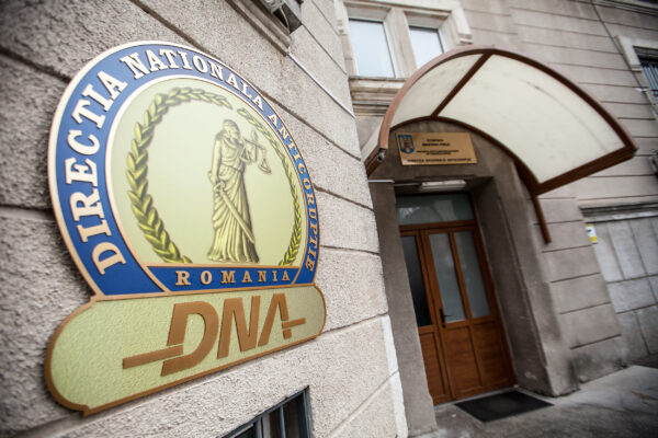 Doi șefi de la Direcția Finanțelor Publice București, puși sub control judiciar de DNA pentru mită de 50 de mii de euro și trafic de influență
