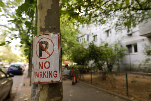 Doi proprietari au fost amendați în Sectorul 1 după ce au blocat locurile de parcare. Alți 34 au fost somați de poliția locală | FOTO: Inquam Photos / George Călin