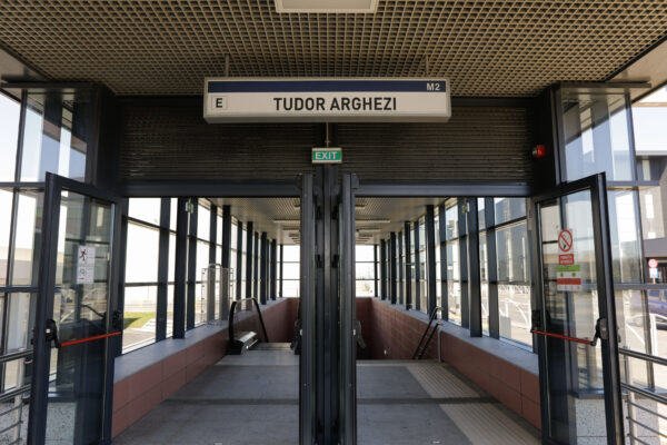 Trafic crescut la metrou în zonele periferice stația Tudor Arghezi
