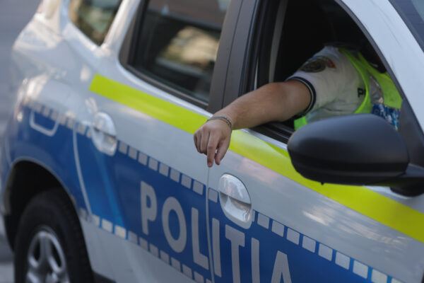 Trafic restricționat pe Șoseaua Mihai Bravu după ce o bucată din asfalt s-a surpat. S-a impus intervenția Temoenegetica | FOTO: Inquam Photos / George Călin