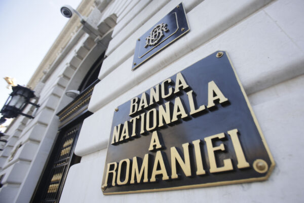 BNR lansează o reproducere din argint după moneda de cinci lei din anul 1880 cu chipul Regelui Carol I | FOTO: Inquam Photos / Octav Ganea