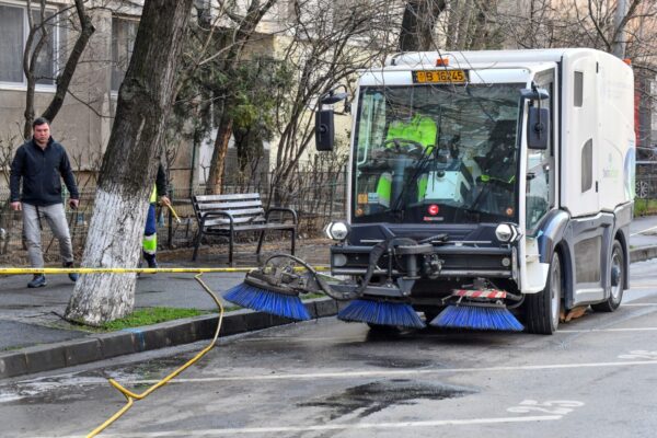 Continuă curățenia de primăvară, în Sectorul 6. Șoferii trebuie să-și mute mașinile. FOTO: PS6