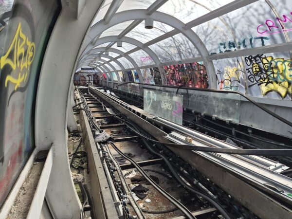 Trotuarul rulant de la Gara de Nord, vandalizat și plin de gunoaie | Club Feroviar