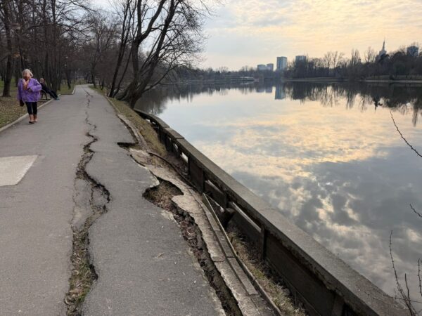 Noi lucrări de consolidare a malurilor Lacului Herăstrău, după dezvăluirile Buletin de Bucureşti. Primarul general a semnat autorizaţia. Foto: Deniz Garguli