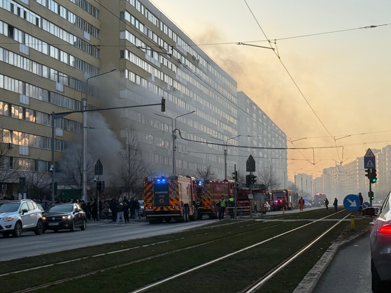 Incendiu la parterul unui bloc de pe Șoseaua Pantelimon, la un spațiu comercial | FOTO: bucureștifm.ro
