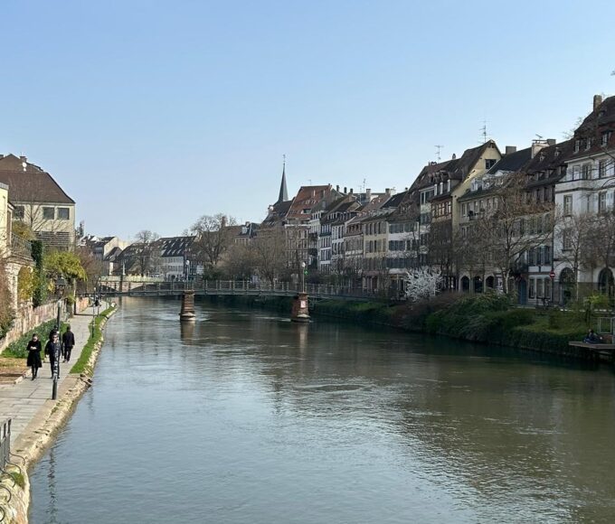 REPORTAJ | Tramvaiele din Strasbourg șoptesc. „Capcana” turistică pe care am găsit-o lângă catedrală