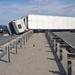 Un TIR s-a răsturnat pe Autostrada A3. Traficul este restricționat pe ambele sensuri de mers