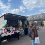 Tarabe cu bluze tradiționale și sutiene, în zona retrocedată din IOR. Foto: Andreea Tudor