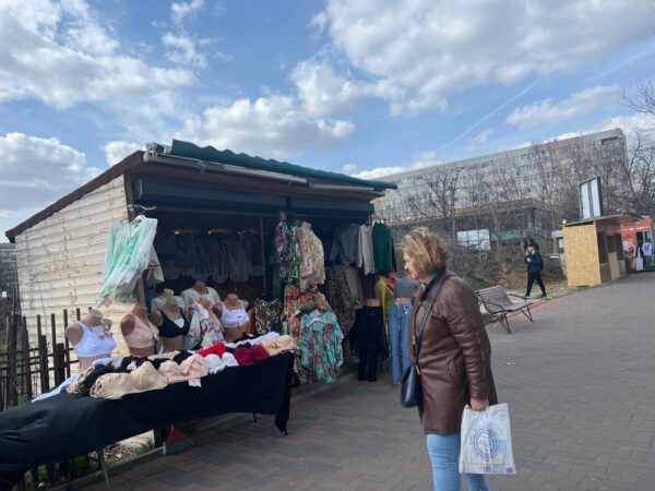 Tarabe cu bluze tradiționale și sutiene, în zona retrocedată din IOR. Foto: Andreea Tudor