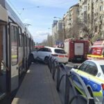 Persoane accidentate după ce o mașină a intrat într-un refugiu STB de pe Bd. Octavian Goga. Circulația tramvaielor, afectată
