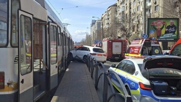 Persoane accidentate după ce o mașină a intrat într-un refugiu STB de pe Bd. Octavian Goga. Circulația tramvaielor, afectată