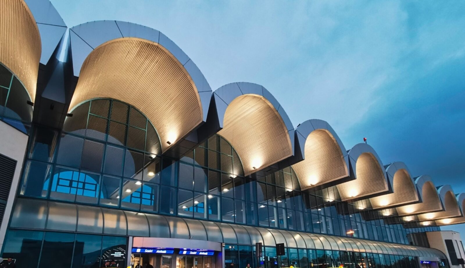 Control mai rapid pe Aeroportul Otopeni, pe fluxul de sosiri non-Schengen. CNAB: S-au deschis două noi ghișee