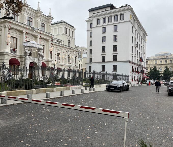 bariere la o parcare publică