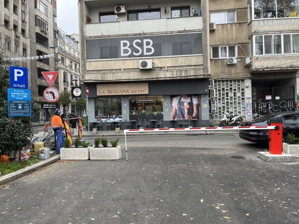 Bariere montate abuziv în fața Palatului Știrbey. Foto: Alex Tocilescu