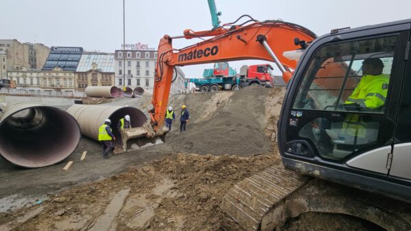 Se montează conductele de preaplin la planșeul Unirii. Cat de aproape sunt țevile de vestigiile descoperite