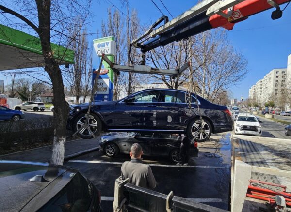 Poliția Locală Sector 4 va ridica mașinile pentru desfundarea rigolelor de scurgere a apei. Unde vor avea loc acțiunile | FOTO: PS4