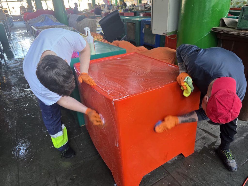 Continuă curățenia în piețele din Sectorul 1. Se intervine și la locurile de joacă. FOTO: PS1