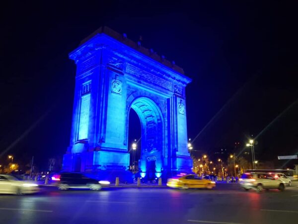 Mai multe clădiri din Capitală, iluminate în albastru de Ziua Mondială de Conștientizare a Autismului. FOTO: Help Autism/ Facebook