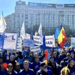 Sindicaliștii de la „Federaţia Sindicală Națională MERIDIAN” blochează Piața Victoriei. Protestul este organizat de Ziua Mondială a Siguranței și Sănătății la Locul de Muncă. FOTO: TVR