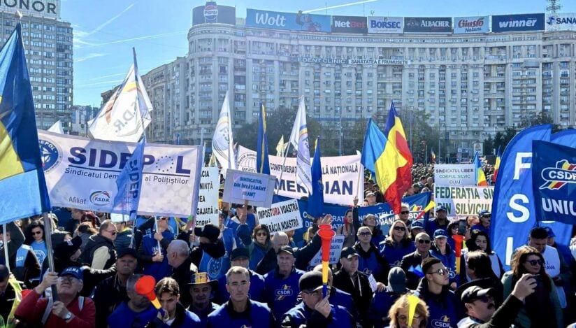 Sindicaliștii de la „Federaţia Sindicală Națională MERIDIAN” blochează Piața Victoriei. Protestul este organizat de Ziua Mondială a Siguranței și Sănătății la Locul de Muncă. FOTO: TVR
