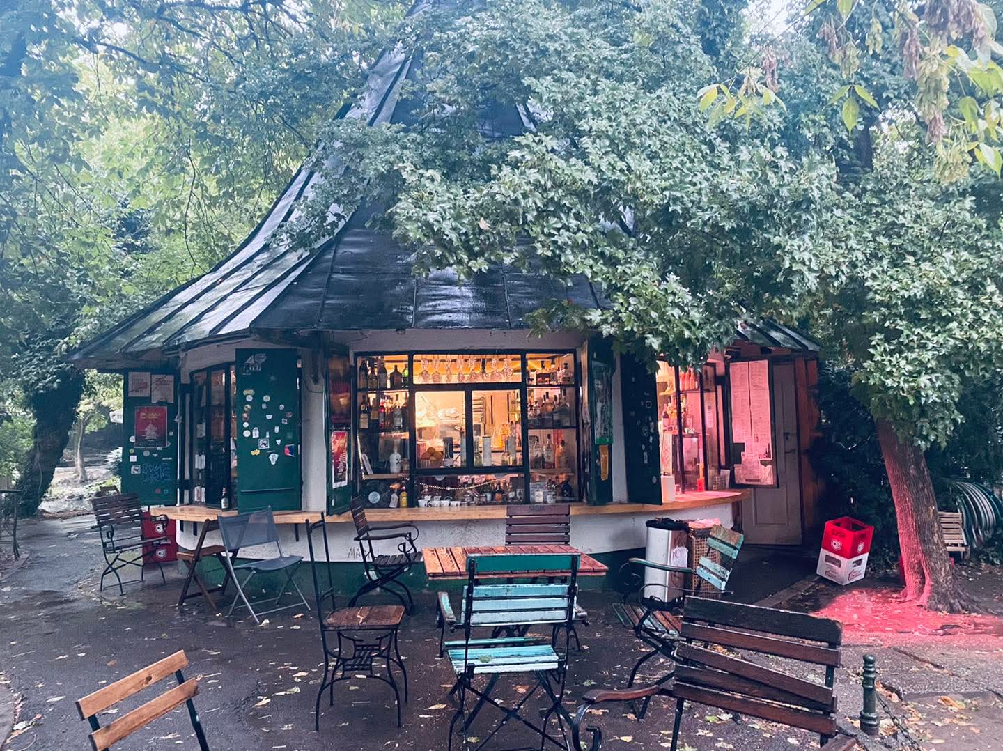 „Occupy Zona Liberă!”: Mii de oameni îi cer primarului Ciucu să nu desființeze o terasă din Cișmigiu