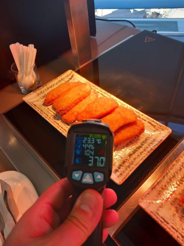 Amenzi de aproape 10 de euro, pe Aeroportul Otopeni. Peste 20 de kilograme de produse, scoase de la vanzare. FOTO: ANPC