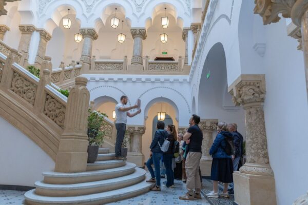 Ghizi voluntari pentru evenimentul „Porți deschise la PMB”. Primăria Capitalei a deschis înscrierile. FOTO: PMB