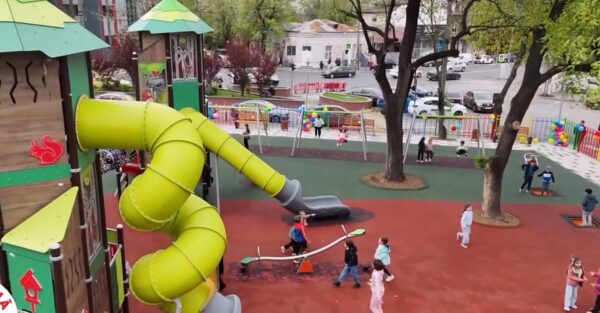 Două noi locuri de joacă au fost redeschise în Sectorul 5, după lucrări de reamenajare. FOTO: Captură Facebook PS5