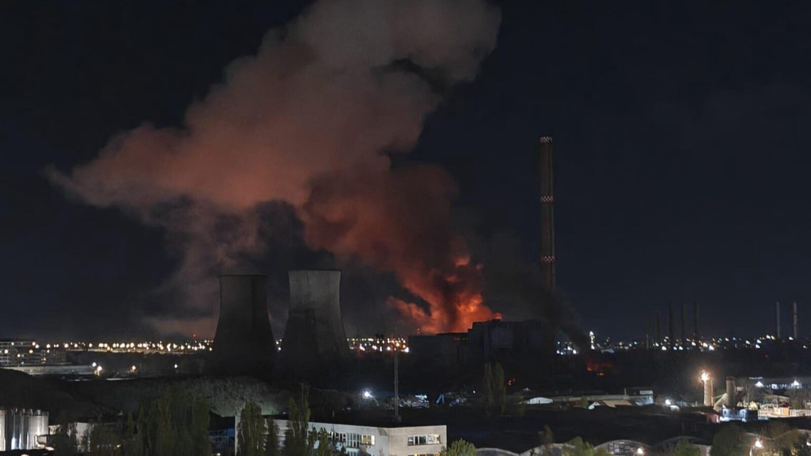 Mii de blocuri din București, lăsate fără apă caldă de incendiul violent de la transformatoarele CET Vest