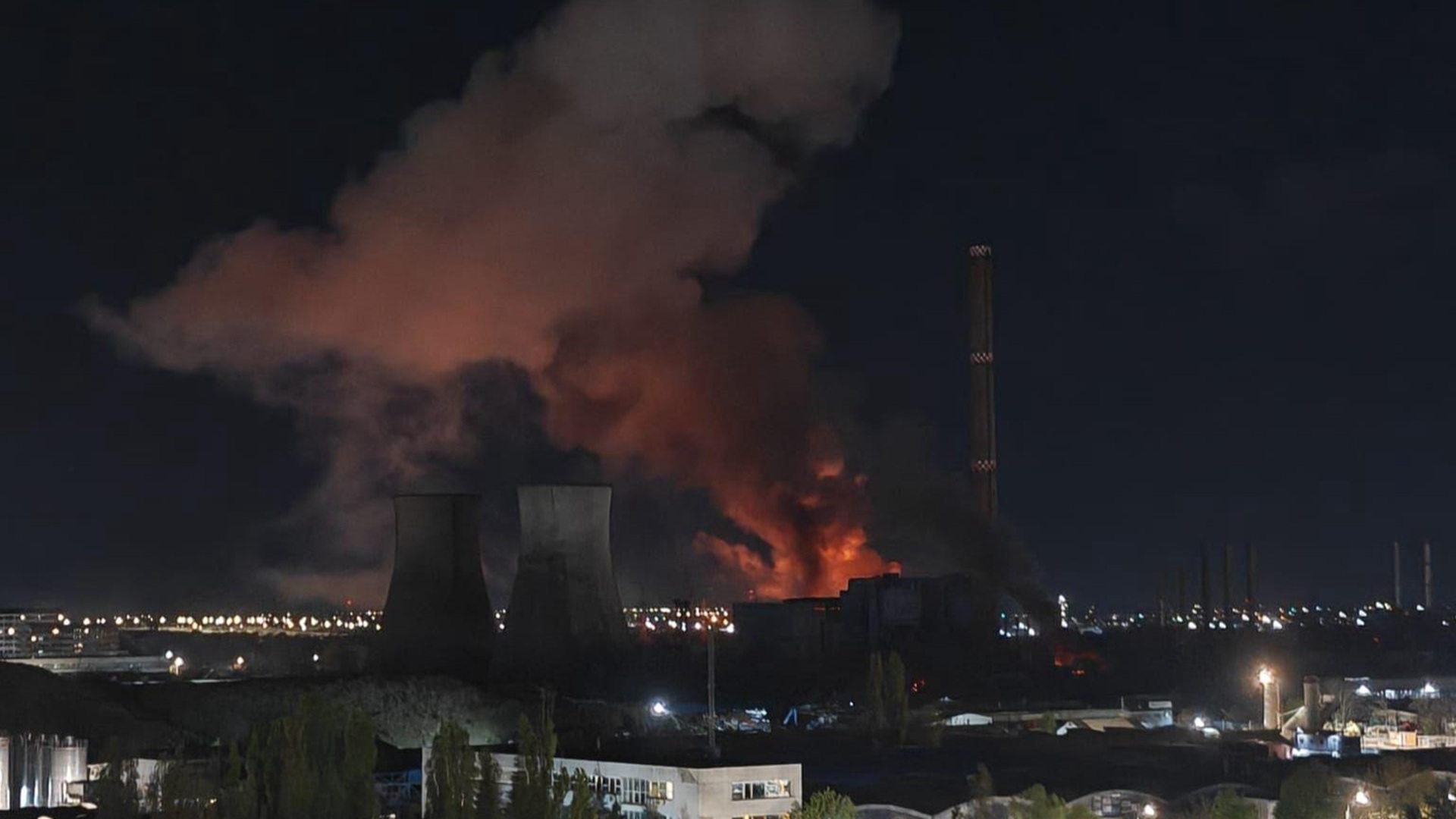 Mii de blocuri din București, lăsate fără apă caldă de incendiul violent de la transformatoarele CET Vest