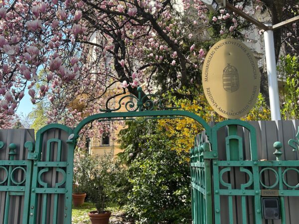 Cum s-a văzut înfrângerea lui Viktor Orbán de la Ambasada Ungariei din București