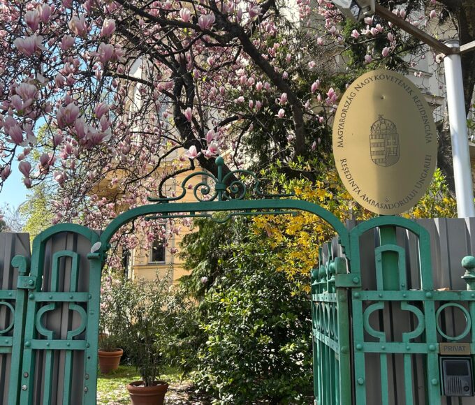 Cum s-a văzut înfrângerea lui Viktor Orbán de la Ambasada Ungariei din București